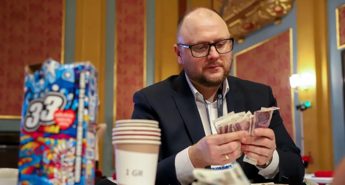 Prezydent Paweł Gulewski liczy pieniądze w sztabie głównym w Toruniu, fot. Agnieszka Bielecka, licencja: CC BY-NC 4.0