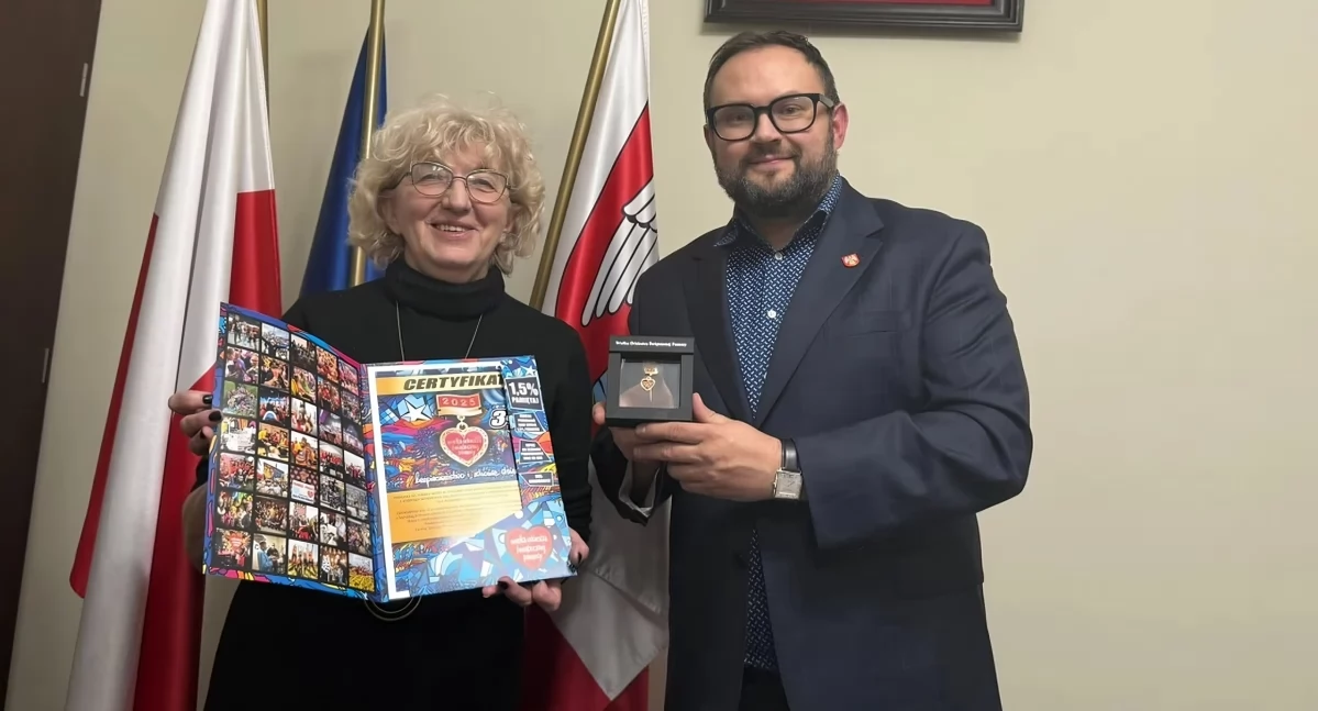 Renata Dobrowolska i wójt Swaczyna ze Złotym Serduszkiem przed Finałem WOŚP, fot. główne: Sztab WOŚP Zławieś Wielka, zdjęcia w galerii: UG Zławieś Wielka