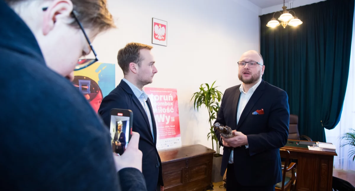 Prezydent Torunia, Paweł Gulewski odebrał TORUŃSKIEGO kategorii Polityka - zdjęcie, fotografia
