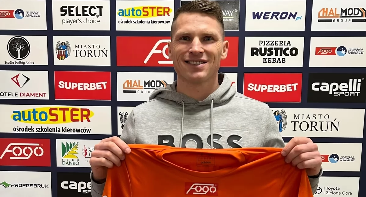 Marcin Robak z koszulką FC Reiter Toruń, fot. FC Toruń / facebook.com