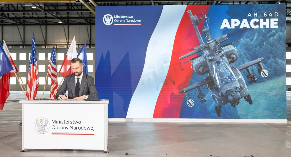 Podpisanie umowy na leasing śmigłowców „Apache” w 56. Bazie Lotniczej fot. Szymon Zdziebło/tarantoga.pl dla UMWKP