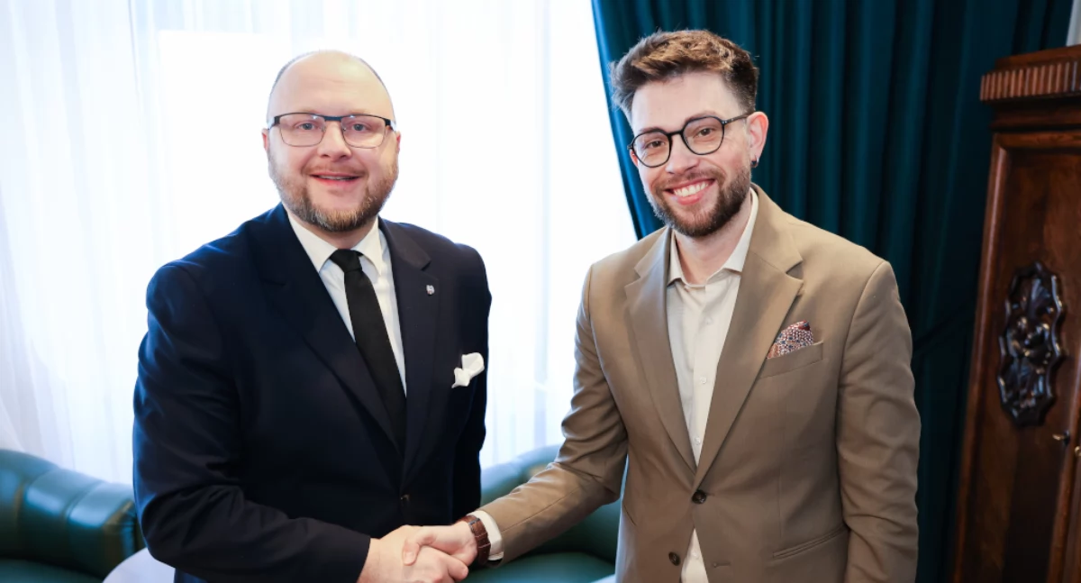 Prezydent Torunia Paweł Gulewski oraz dr Michał Bomastyk, fot. © UMT 2025, autor: Paula Gałązka, licencja: CC BY-NC 4.0
