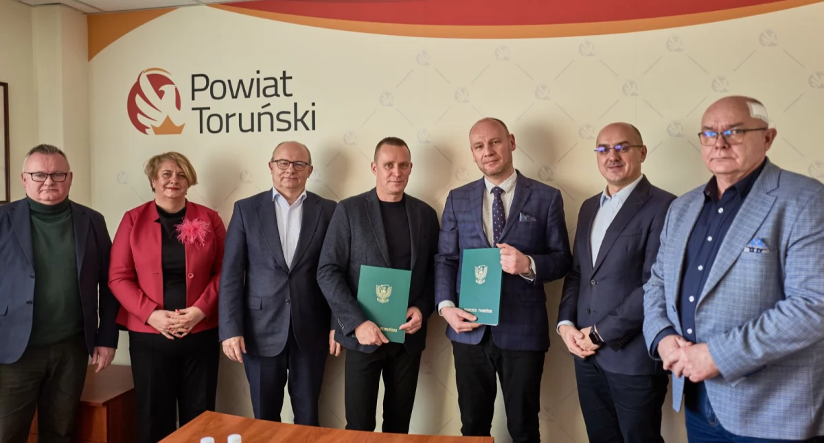 Podpisanie umowy na remont drogi pod Toruniem, fot. Olek Urbański / Starostwo Powiatowe w Toruniu