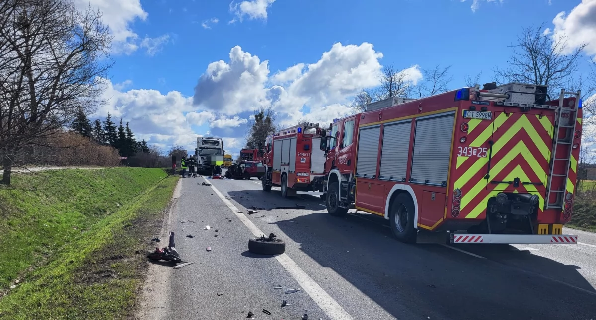 Wypadek samochodowy w miejscowości Kawęczyn pod Toruniem, fot. KM PSP Toruń