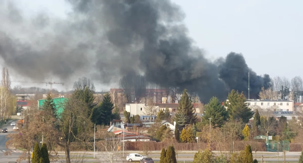 Pożar przy ul. Grudziądzkiej w Toruniu, fot. KM PSP Toruń oraz nadesłane