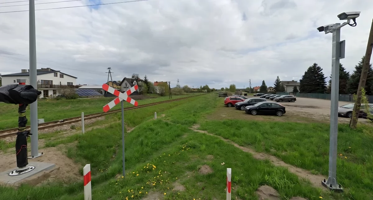 Ulica Dworcowa i tory kolejowe w Obrowie, fot. Screen z Google Maps