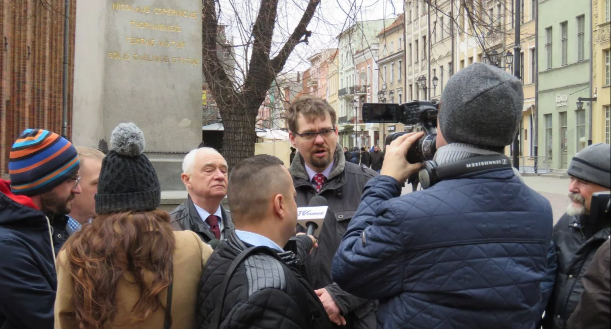 Krzysztof Podgórski (w środku) podczas konferencji prasowej w 2019 roku, fot. facebook.com/nowa.lewica.torun