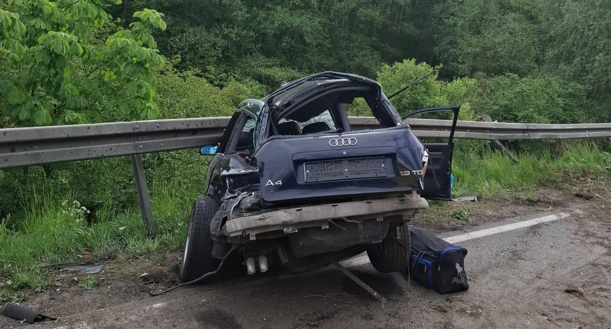 Poważny wypadek pod Toruniem. Kierowca auta zatrzymał się na barierkach