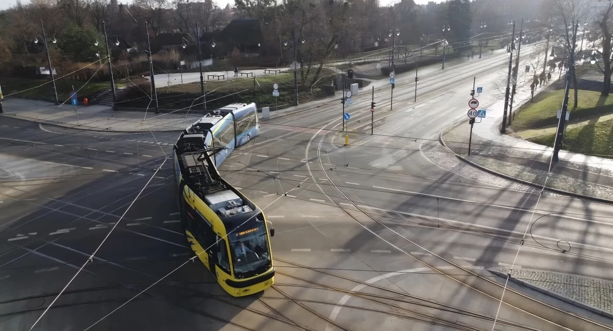 Tramwaj przy ul. Czerwona Droga w Toruniu, fot. Bartosz Fryckowski / ototorun.pl