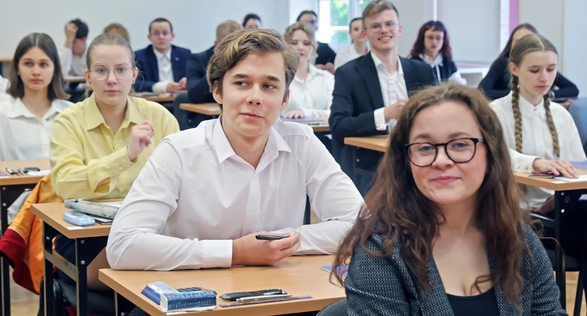 Maturzyści z Uniwersyteckiego Liceum Ogólnokształcącego, fot. Andrzej Romański / Uniwersytet Mikołaja Kopernika