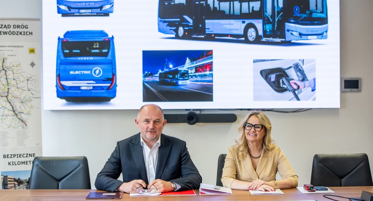 Wręczenie umów na zakup autobusów, fot. Andrzej Goiński UMWKP
