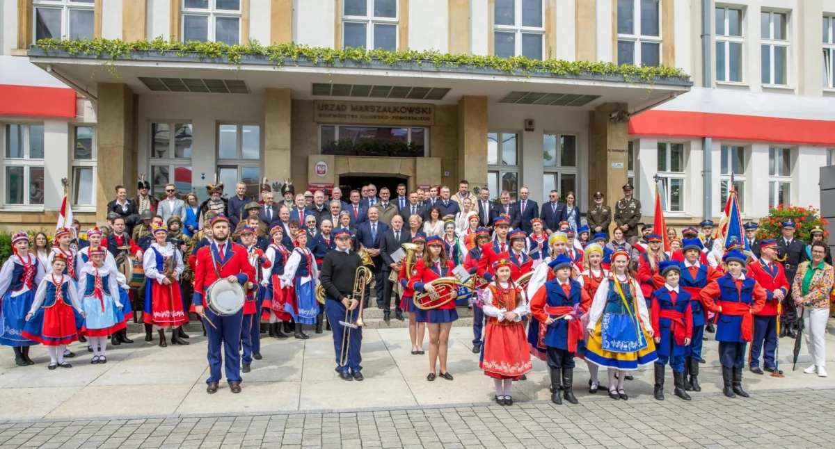 Uroczysty przemarsz podczas Święta Województwa w Toruniu, fot. Andrzej Goiński / UMWKP