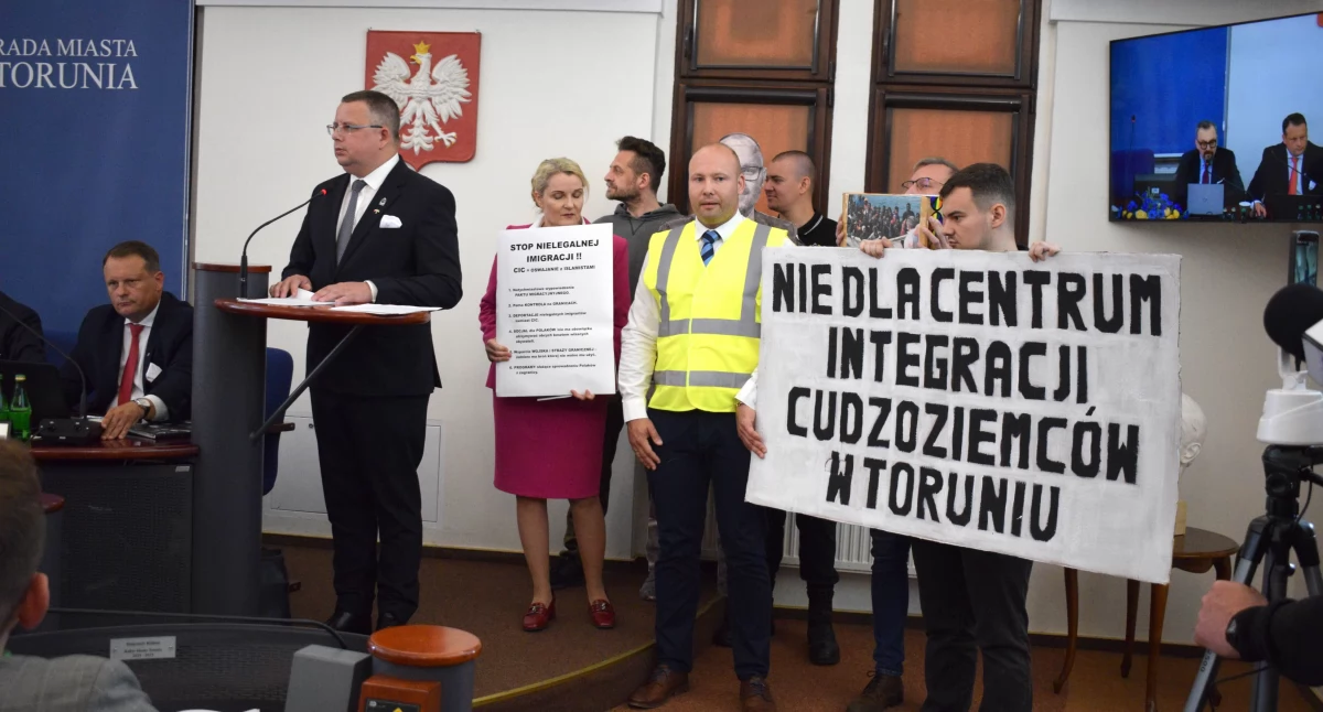 Przewodniczący Rady Miasta Torunia Łukasz Walkusz oraz protestujący, fot. Bartosz Fryckowski / ototorun.pl