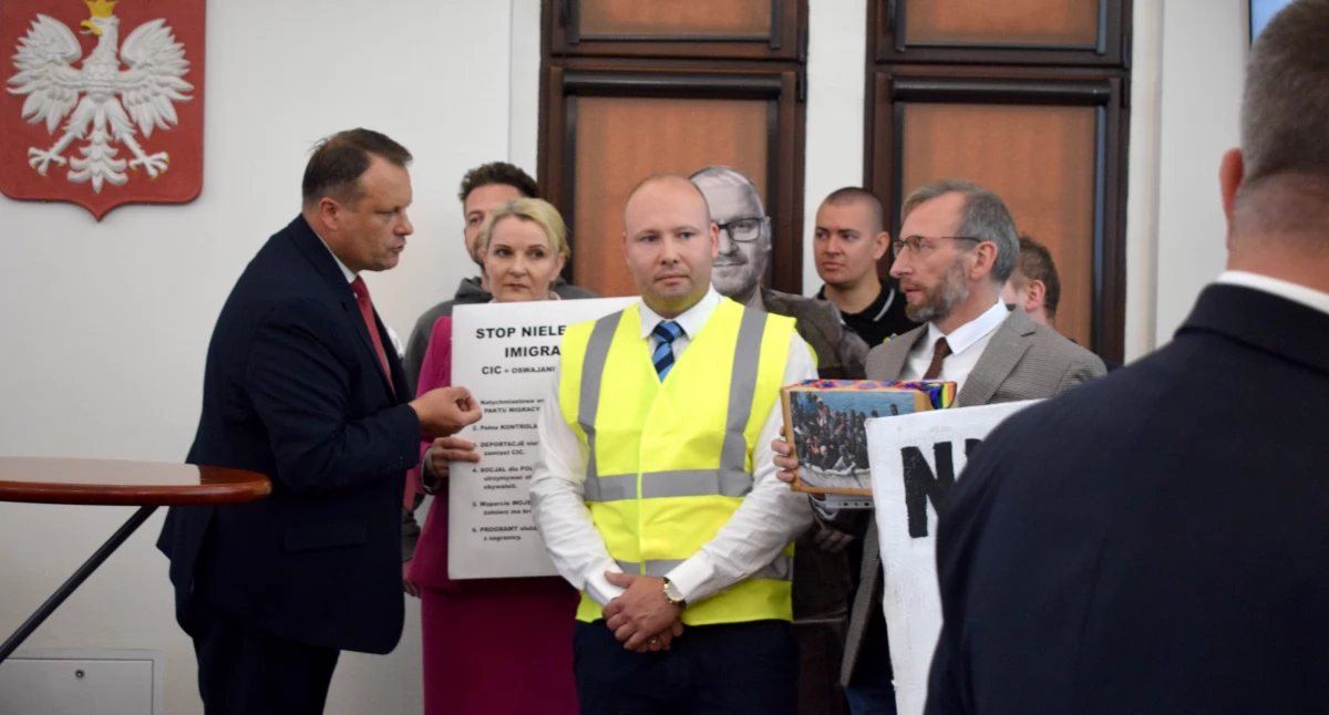 Przemysław Binkowski (w środku) w trakcie sesji Rady Miasta Torunia, fot. Bartosz Fryckowski / ototorun.pl