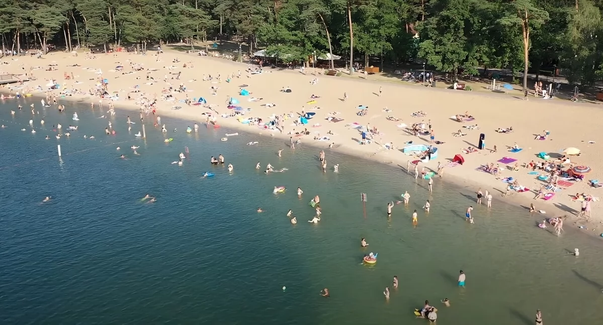 Plaża nad jeziorem w Kamionkach Małych, fot. screen z YouTube oraz UG Łysomice