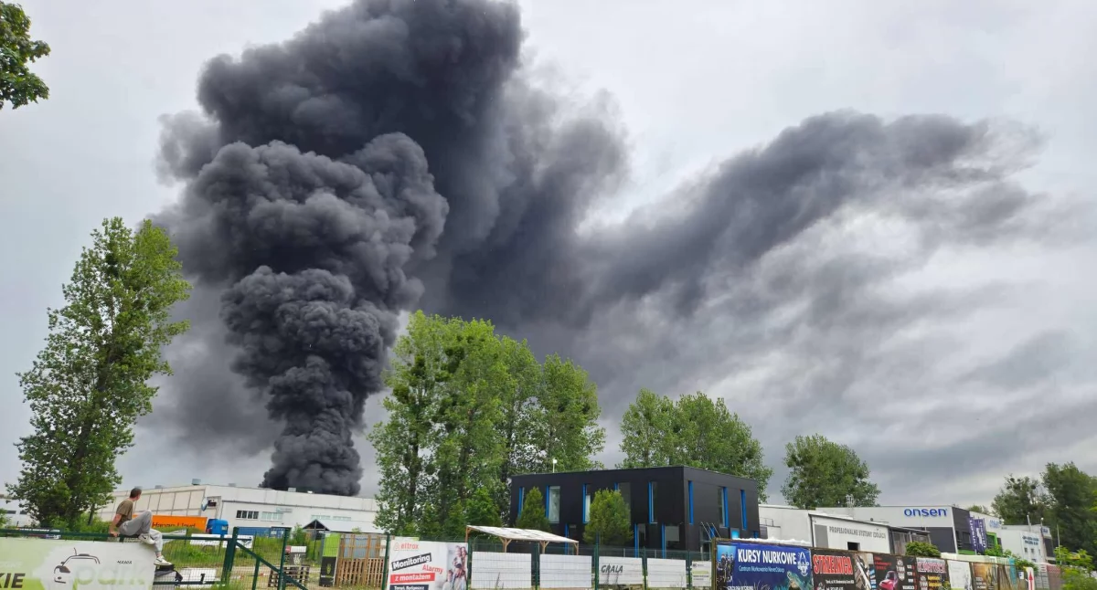 Wielki pożar w zakładzie w Toruniu. Czarny dym jest widoczny z daleka