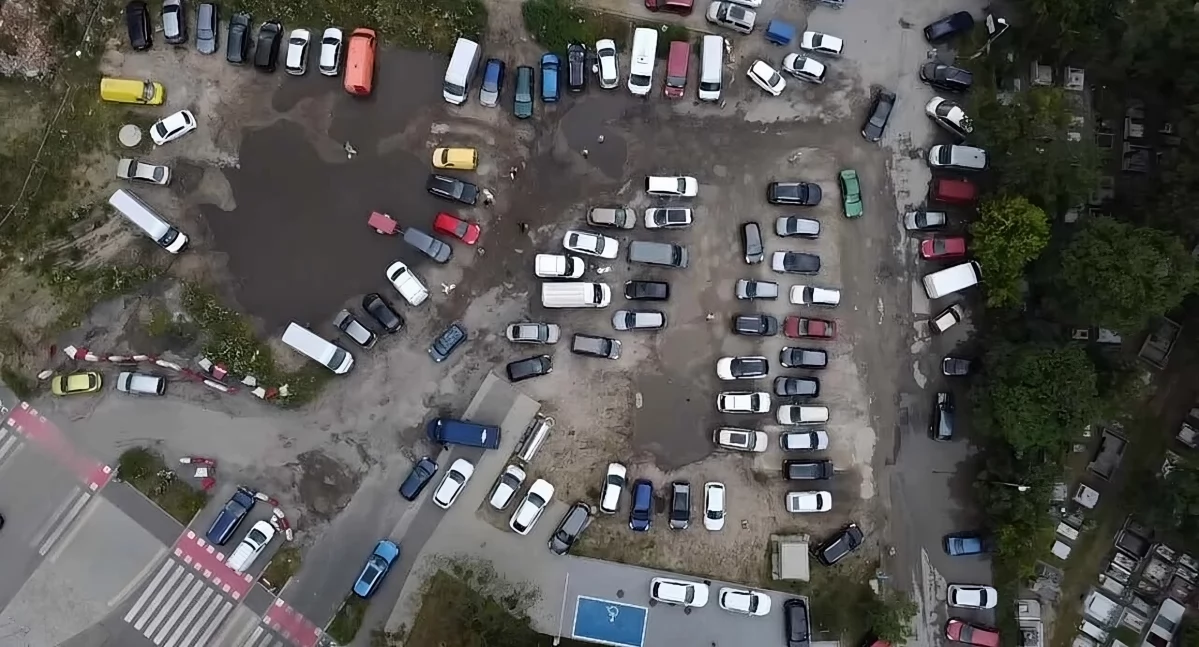 Dziki parking przy targowisku w Toruniu, fot. w galerii - grafika: MZD, zdjęcia: ototorun.pl