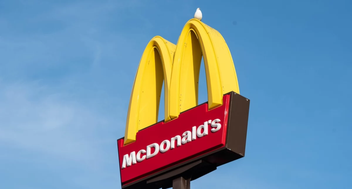 Młody mężczyzna okradł policjanta w McDonaldzie w Toruniu. Sąd podał jego dane