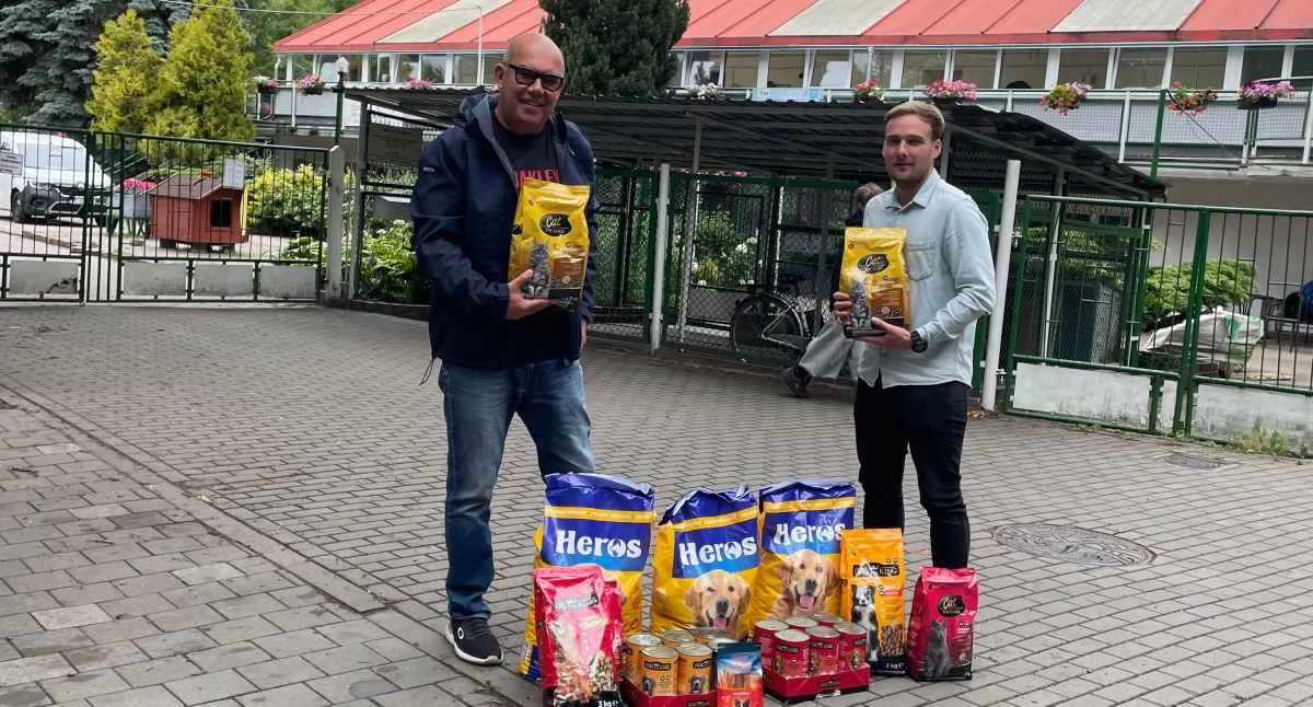Maciej Karczewski i Filip Sobczak przed Schroniskiem dla Zwierząt w Toruniu