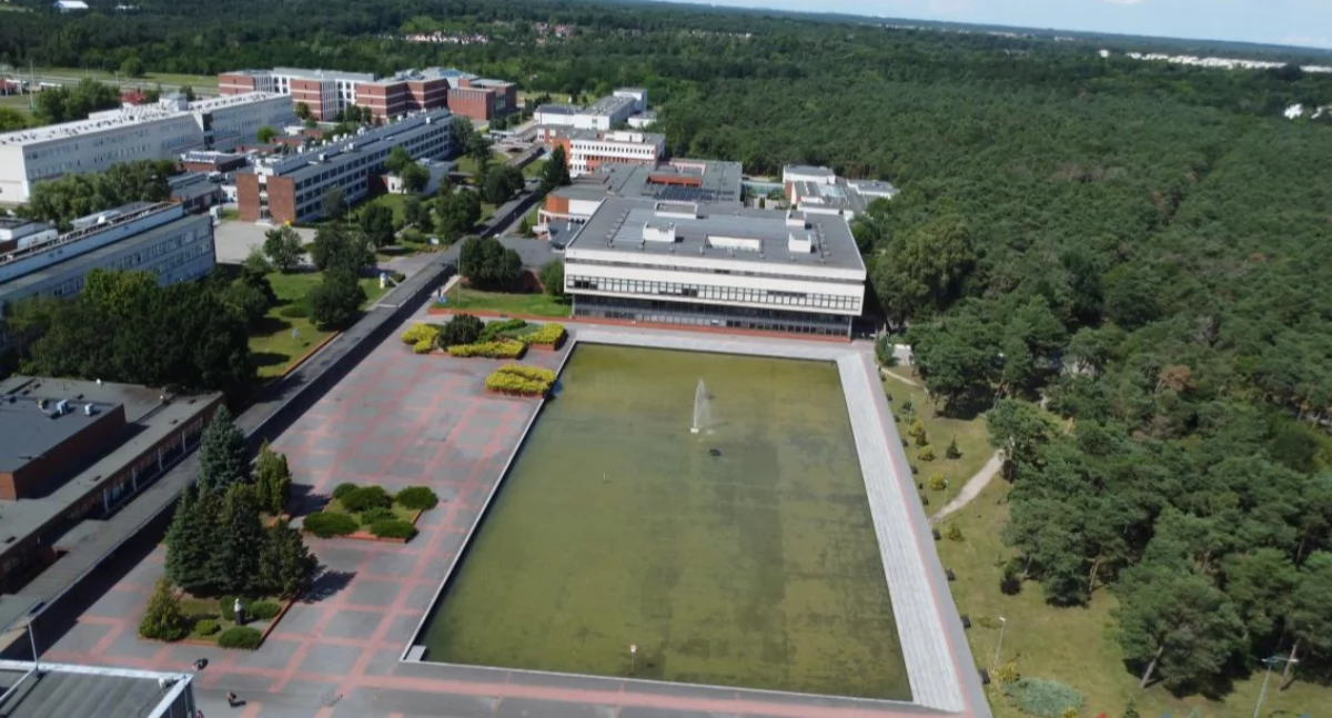 Basen i fontanna na kampusie UMK w Toruniu, fot. Bartosz Fryckowski / ototorun.pl