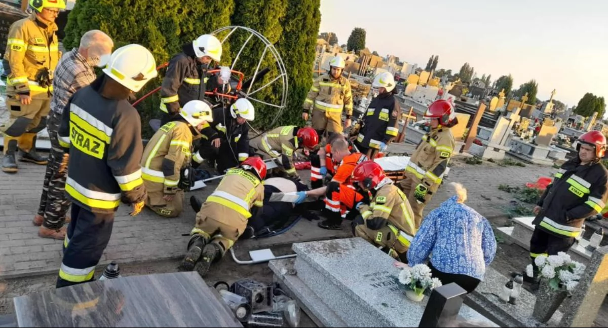 Śmiertelny wypadek w pobliżu Torunia. Motoparalotniarz spadł na cmentarz