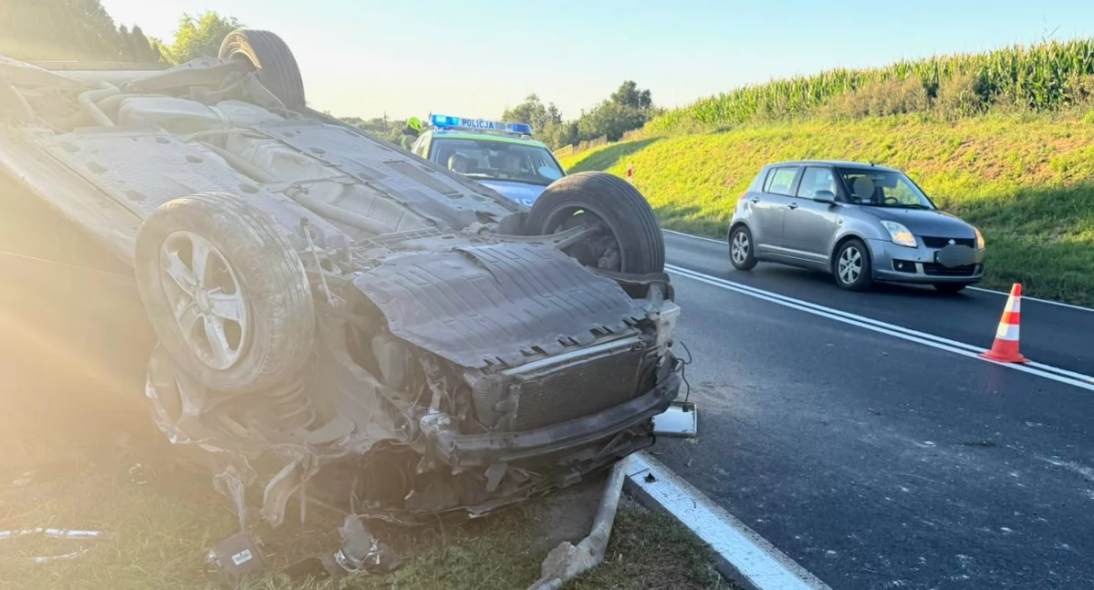 Groźne dachowanie pod Toruniem. 35-latek zasypany mandatami