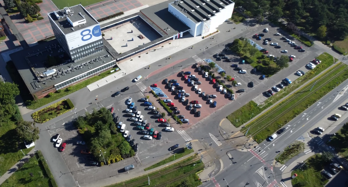 Parking przed Aulą UMK w Toruniu, fot. Bartosz Fryckowski / ototorun.pl