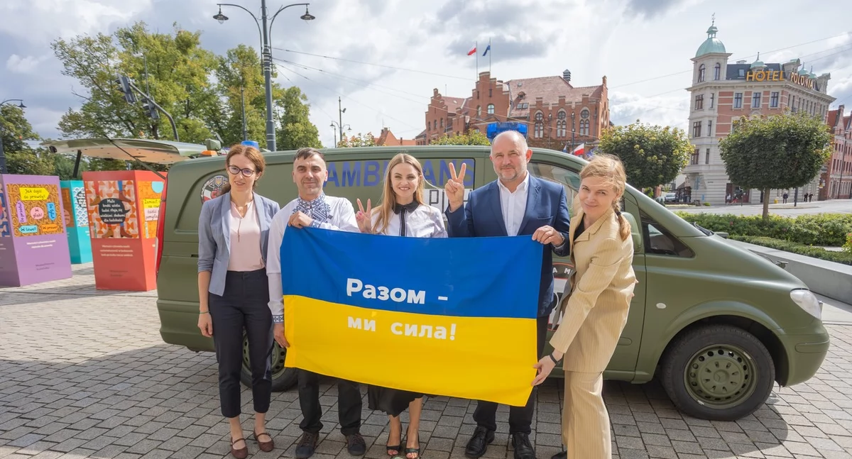 Prezentacja ambulansu przekazanego fundacji „Samoobrona”, fot. Mikołaj Kuras dla UMWKP