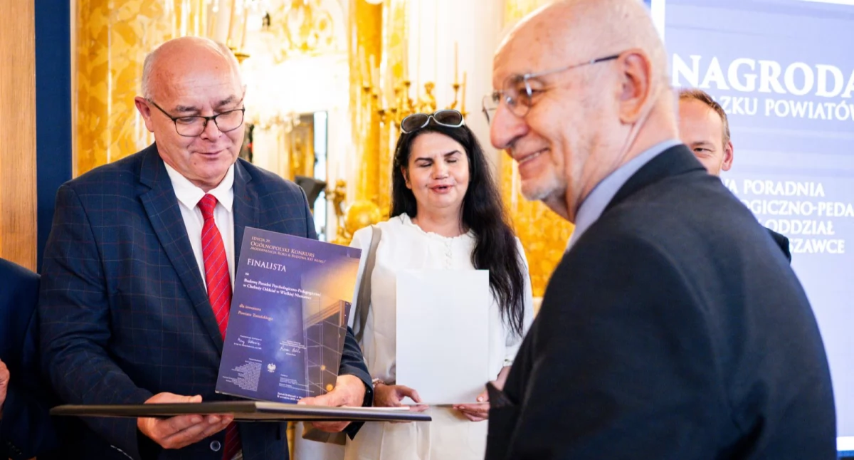 Odebranie nagrody na Zamku Królewskim, fot. Biuro Konkursu „Modernizacja Roku & Budowa XXI wieku” za powiattorunski.pl