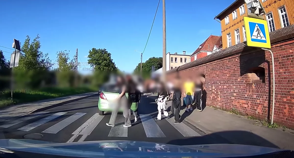 Nastolatki otarły się o śmierć na pasach w Toruniu. Policja pokazuje nagranie