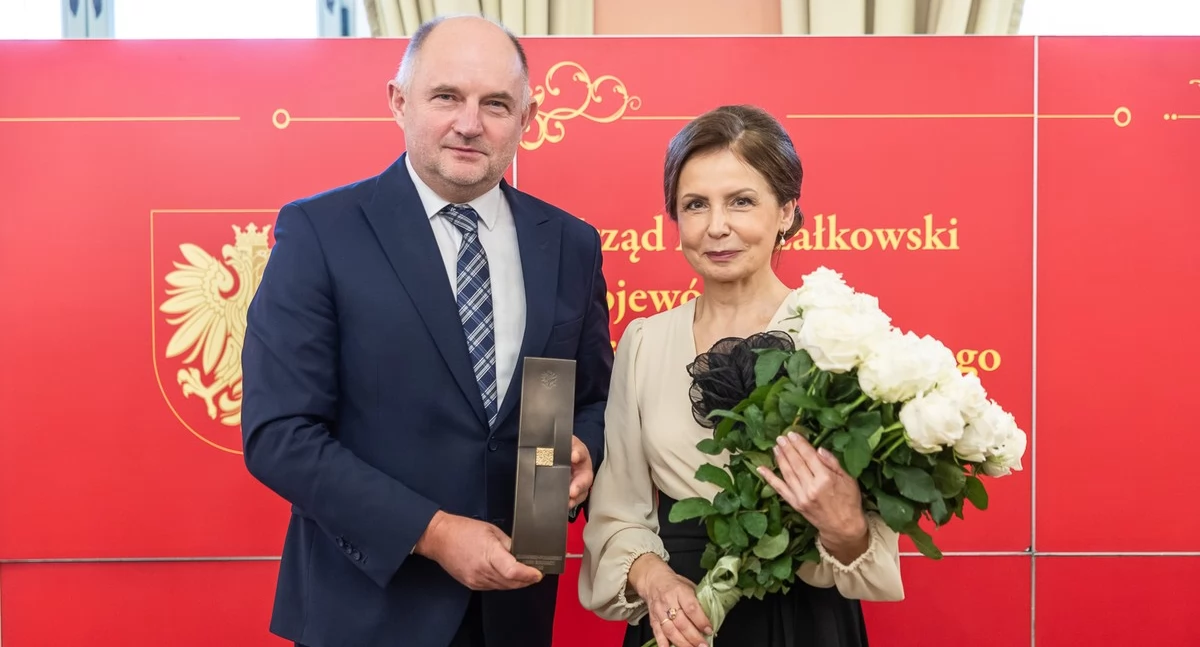 Marszałek Piotr Całbecki i Liderka Edukacji Elżbieta Dąbkowska podczas gali Dnia Edukacji Narodowej, fot. Szymon Zdziebło/tarantoga dla UMWK