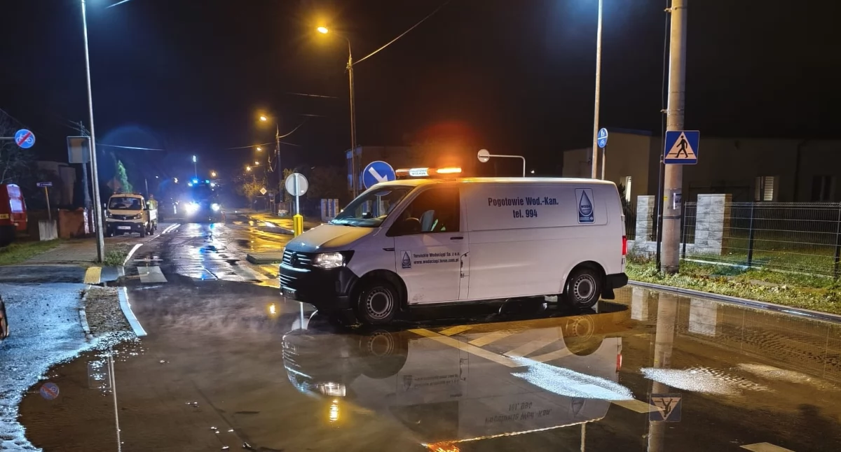 Komunikaty, Awaria wodociągu Toruniem Droga granicy miasta została zamknięta - zdjęcie, fotografia