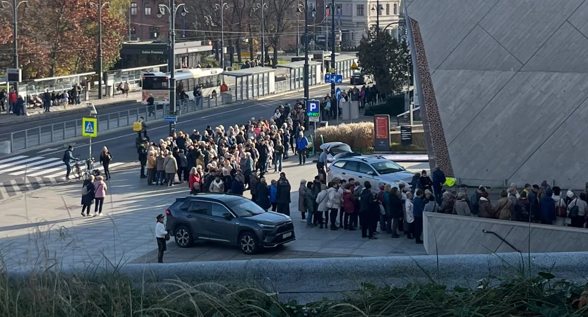 Długa kolejka przed Jordankami w Toruniu. Ruszyło wydawanie darmowych biletów