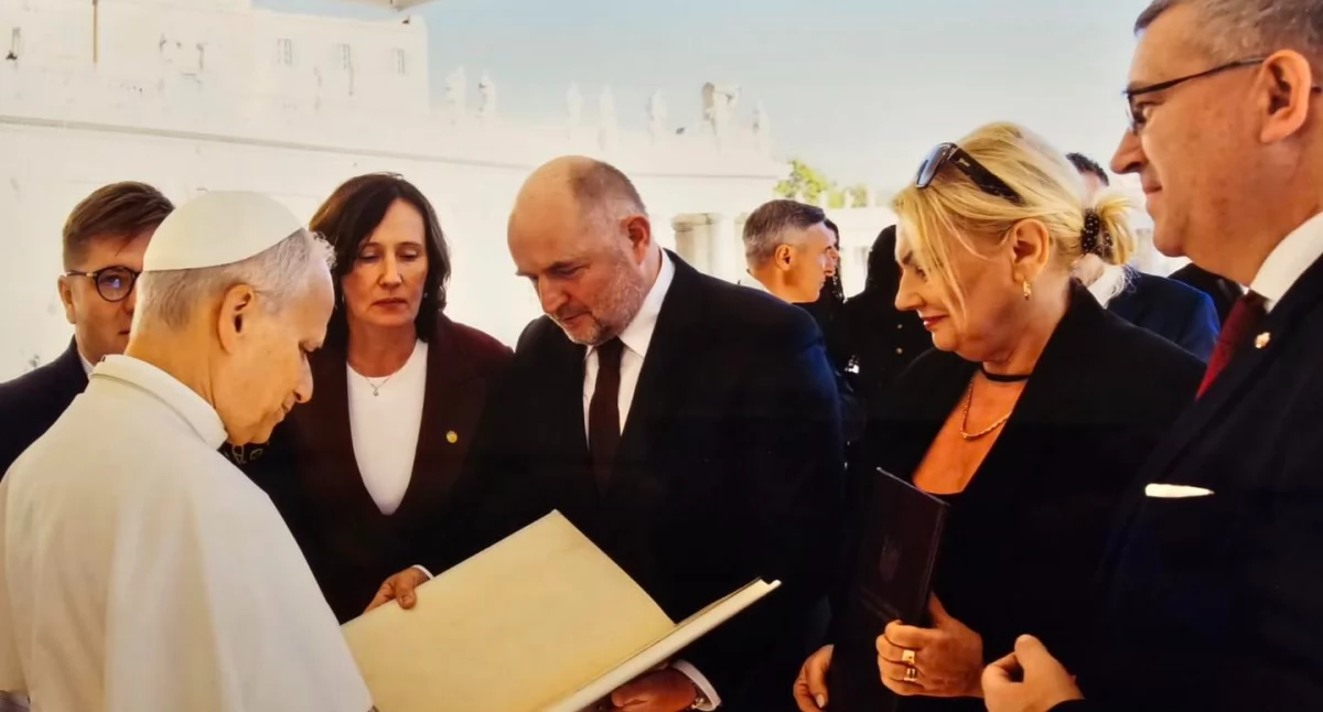 Marszałek Piotr Całbecki spotkał się z Leonem XIV. Papież otrzymał okolicznościowy album
