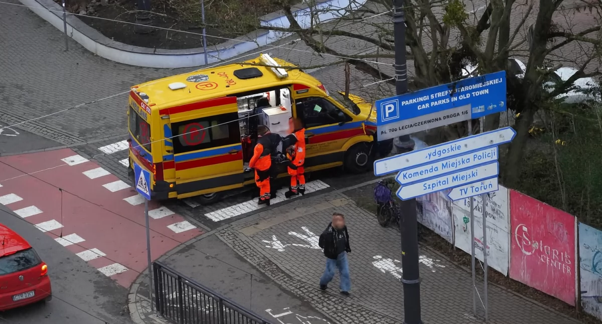 Wypadek na pasach w Toruniu. Poturbowany rowerzysta trafił do szpitala