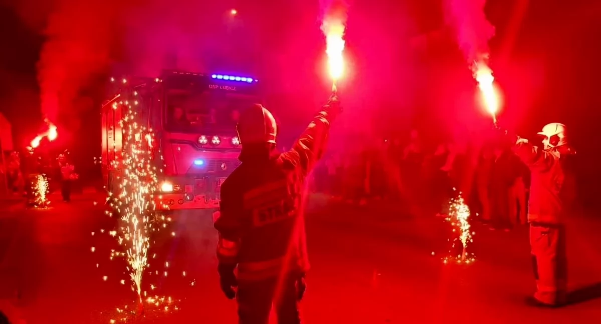 Nowy wóz trafił do strażaków OSP pod Toruniem. Powitano go racami i eskortą