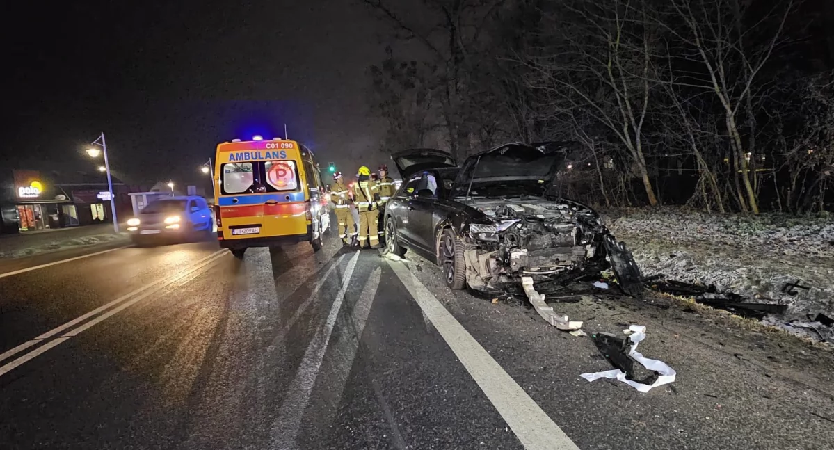 Wypadek pod Toruniem. Kierowca został uwięziony w aucie