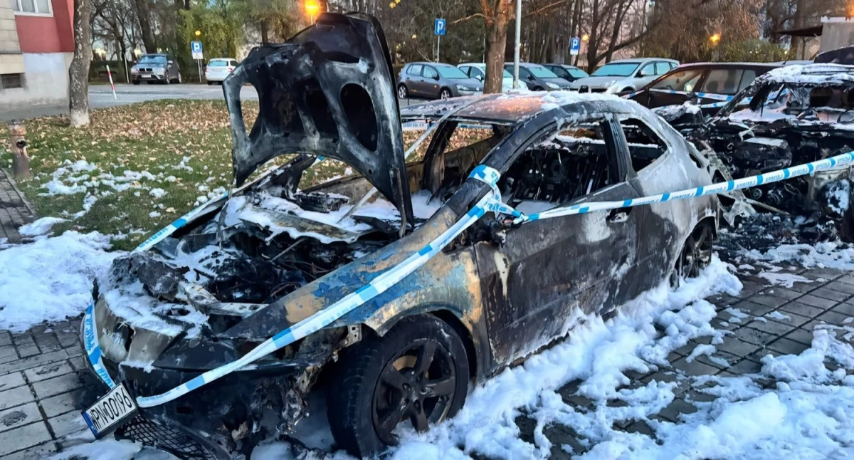 Celowe podpalenie auta na parkingu w Toruniu. Właściciel kupił je dzień wcześniej