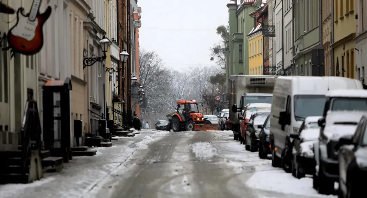 Atak zimy w Toruniu. Więcej pługosolarek wyjechało na ulice