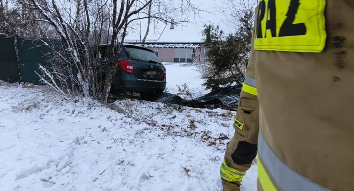Młoda kobieta wypadła z drogi pod Toruniem. Uderzyła w ogrodzenie
