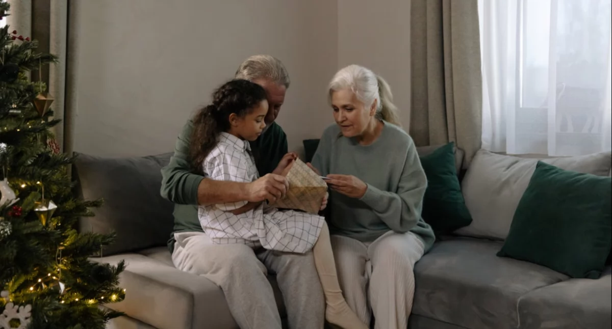 Pomysły na wyjątkowy prezent dla babci – praktyczne i pełne ciepła propozycje