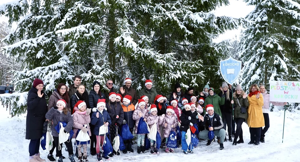 Marszałek Piotr Całbecki z dziećmi wybrali świąteczne drzewko