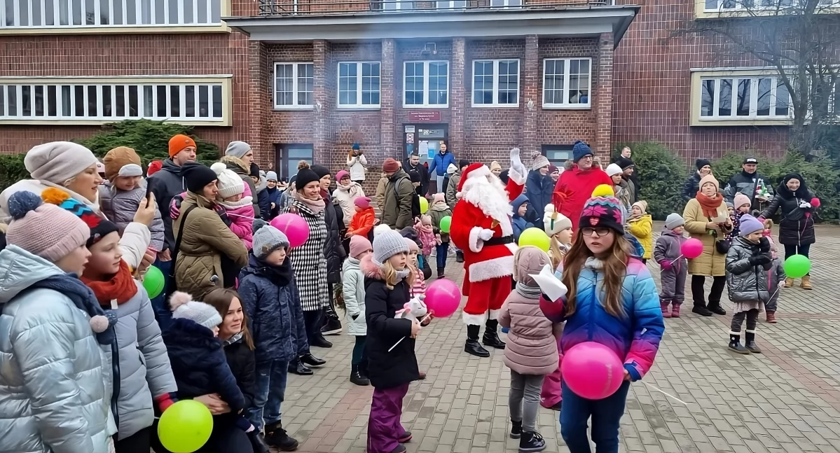 Dziedziniec Szkoły przy ul. Hallera w Toruniu, fot. Szkoła Podstawowa nr 14 im. Błękitnej Armii w Toruniu 