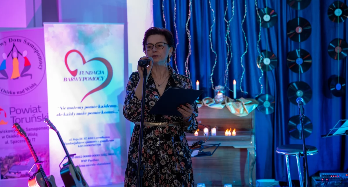 Ewa Madej, prezes Fundacji Barwy Pomocy podczas koncertu w ŚDS w Osieku nad Wisłą, fot. Starostwo Powiatowe w Toruniu