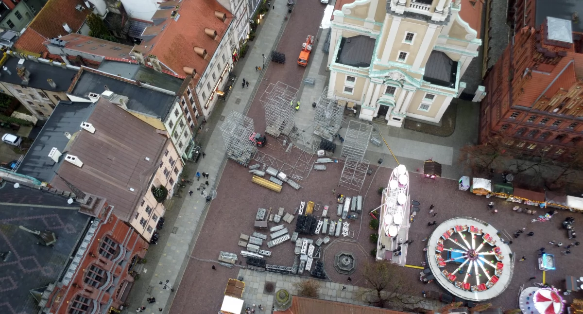 Budowa sylwestrowej sceny w Toruniu, fot. Bartosz Fryckowski / ototorun.pl