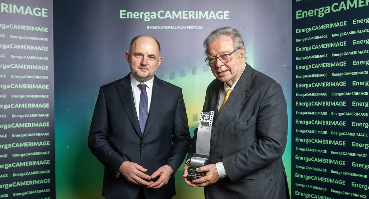 Krzysztof Zanusssi z Nagrodą Filmową Marszałka Województwa, fot. Szymon Zdziebło/tarantoga.pl dla UMWKP