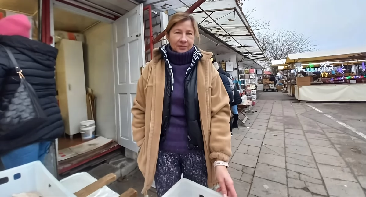 Pani Grażyna przy swoim sklepie rybnym na targowisku w Toruniu, fot. ototorun.pl