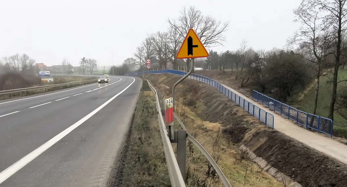 Nowy chodnik w Zawałach w gminie Obrowo, fot. GDDKiA