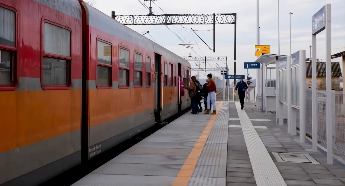 Podróżni wsiadają do pociągu, fot. ilustracyjne - Łukasz Brylowski / PKP PLK