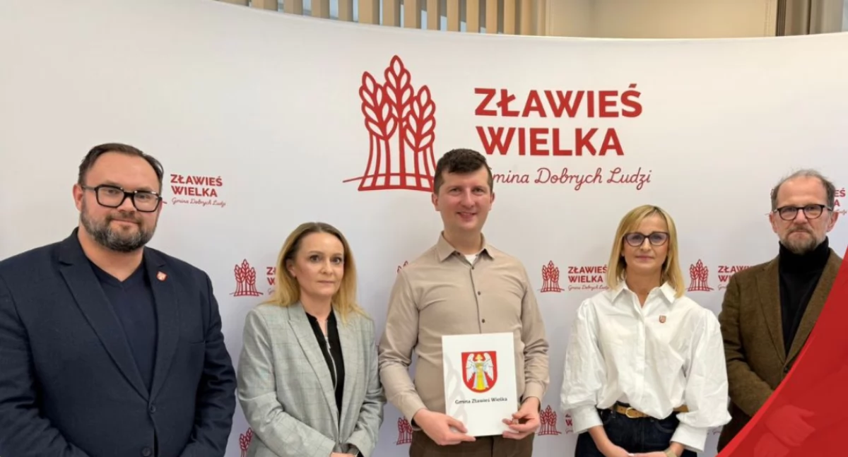 Bartłomiej Krużewski odebrał zaświadczenie o wyborze na radnego Gminy Zławieś Wielka, fot. UG Zławieś Wielka